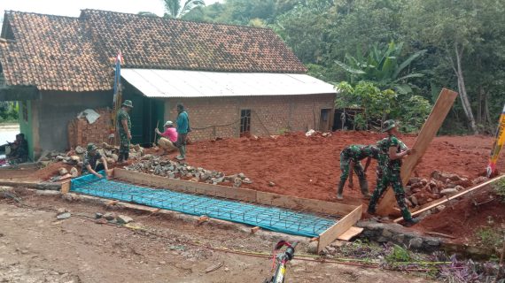 TNI/Polri Makan siang dirumah Tetangga Almarhum Pak Trimo, Rasa duka masih terasa