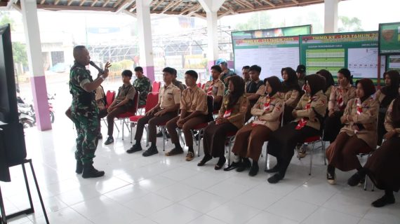Komandan SSK Satgas TMMD ke 123 Kodim 0412/LU Lettu Inf Sugiono Sosialisasikan Masuk TNI dihadapan Murid SMA N01 Abung Tengah