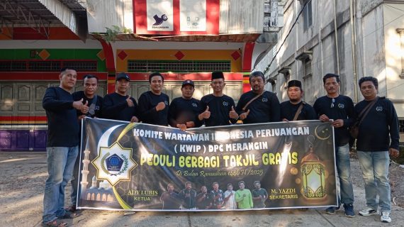 Manfaatkan Momen Ramadhan (KWIP) DPC Merangin Bagi-Bagi Takjil ke Pengguna Jalan