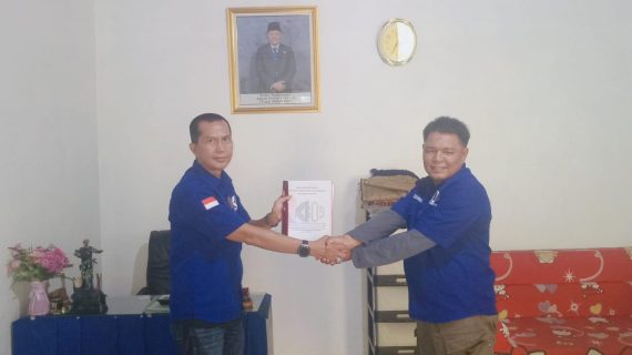 DPP Tunjuk Anton Sudarmono Terima SK DPC IKBOS Kabupaten Lampung Utara